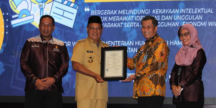  Paman Birin Terkejut Terima Serifikat Hak Cipta Mars Bergerak Ciptaannya 