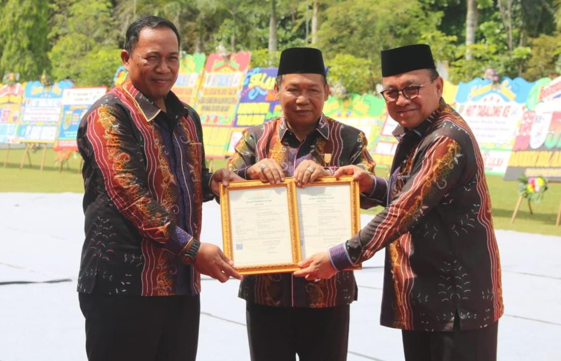 Lilik Sujandi Serahkan Sertifikat Hak Cipta Mars dan Hymne di Momen Hari Jadi Tabalong ke-57