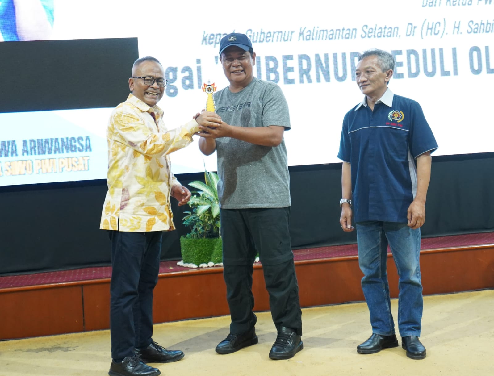 Konsisten Dukung Kemajuan Olahraga, Paman Birin Terima Golden Award Gubernur Peduli Olahraga