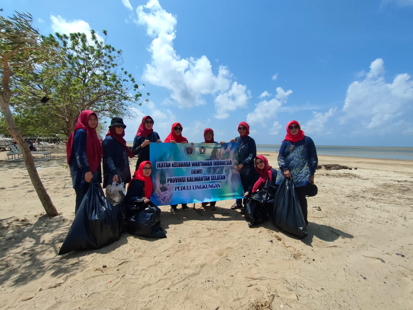 IKWI Kalsel Bersihkan Sampah Pantai Batakan Baru