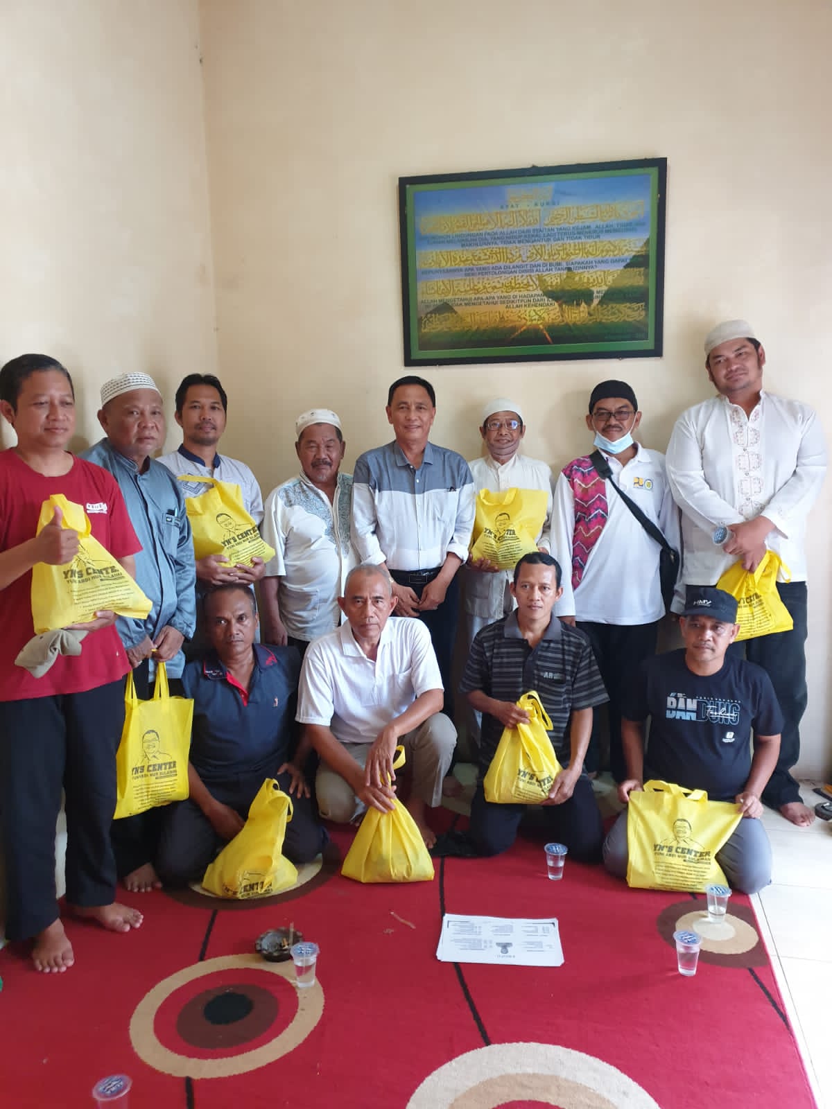 Jumat Berbagi, YN’S Center Salurkan Puluhan Paket Sembako di Banjarmasin Barat