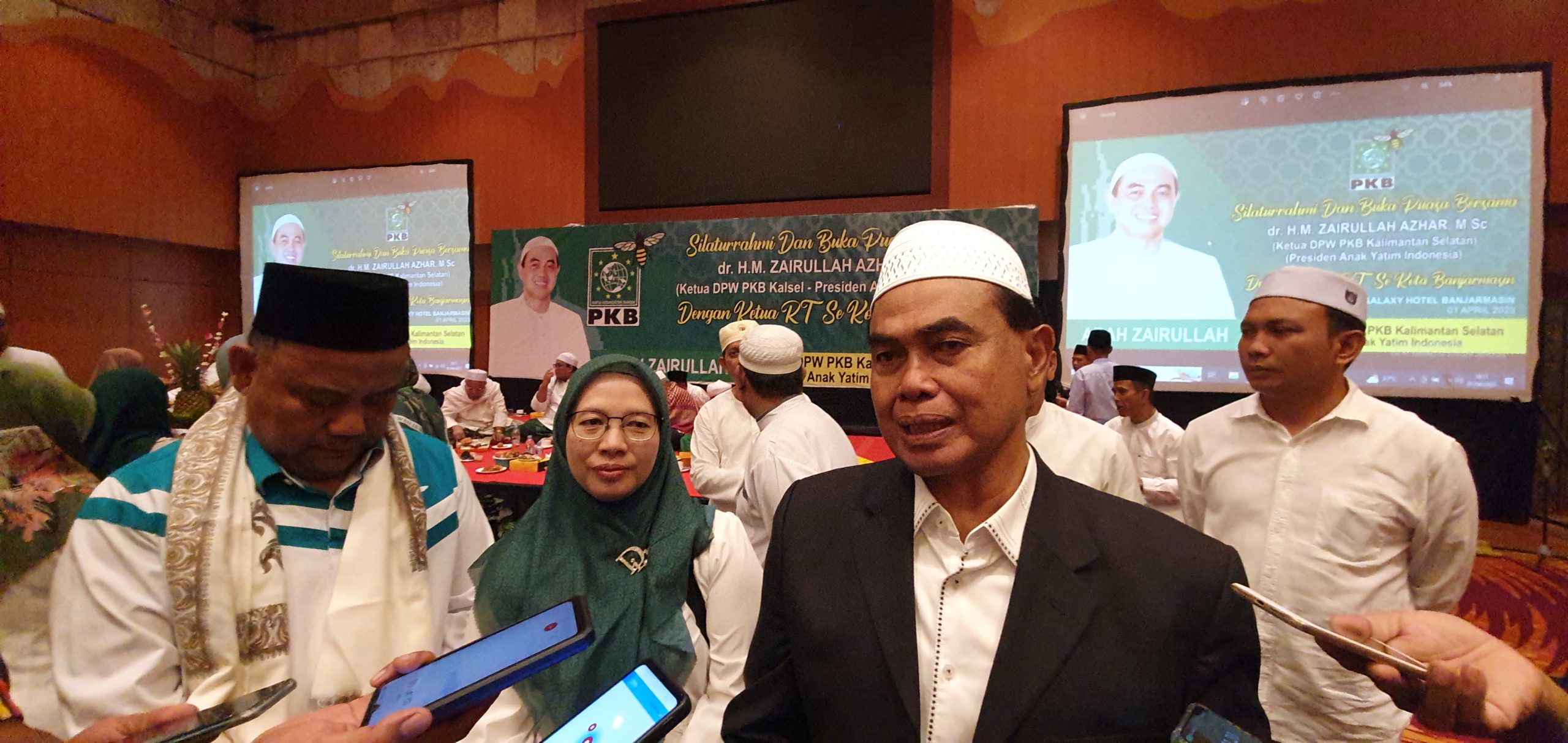 Bukber Bersama RT di Banjarmasin, Abah Zairullah Berikan Santunan Kepada Anak Yatim