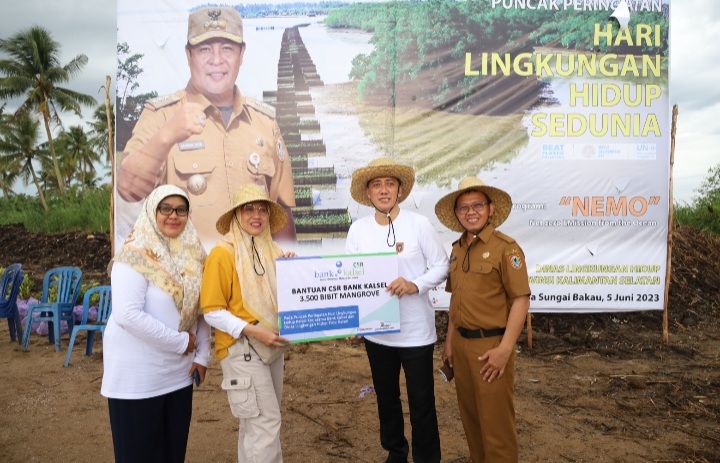  Wujud Kepedulian Terhadap Lingkungan, Bank Kalsel Serahkan 3.500 Bibit ke DLH Kalsel