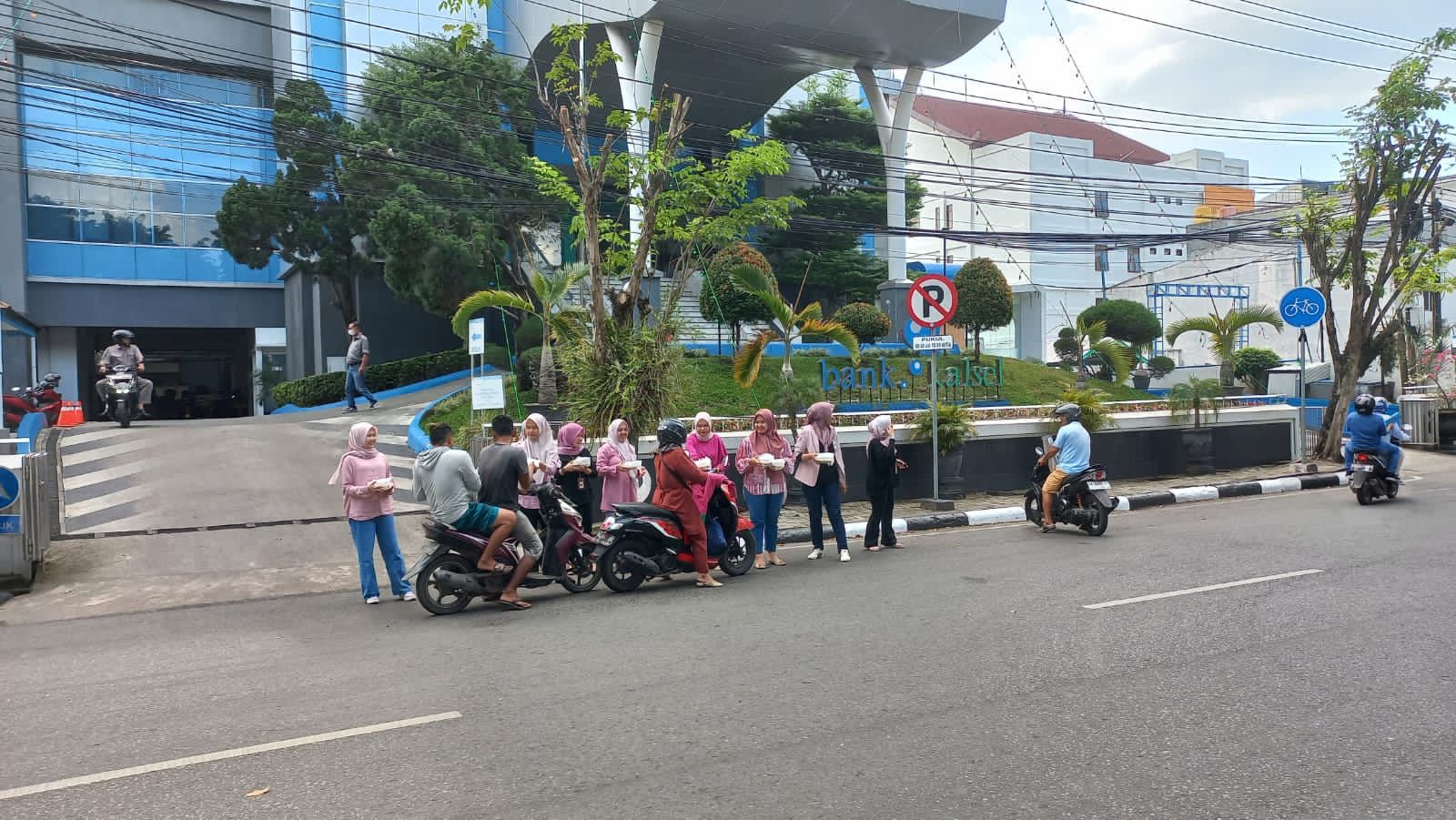 Dukung Budaya dan Kearifan Lokal, Bank Kalsel Berbagi Bubur Asyura Bersama Warga Banjarmasin