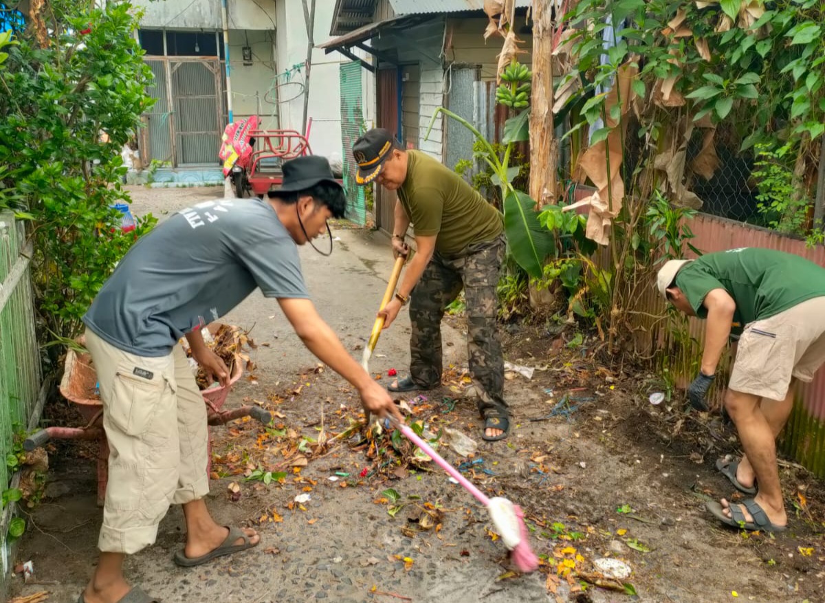 Jiwa Sosialnya Terpanggil, Matnor Ali dan Warga Bersihkan Jalan Perintis Pasar Lama