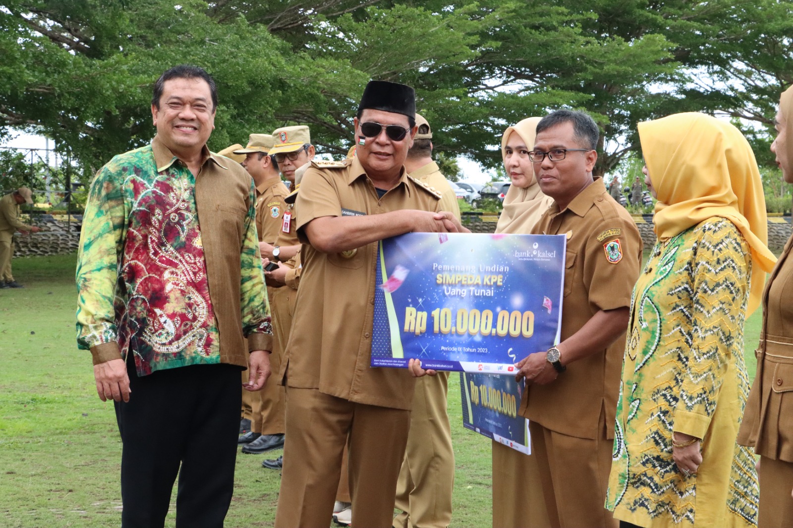 Apresiasi Bank Kalsel ke ASN, Paman Birin Serahkan Hadiah Undian Simpeda KPE