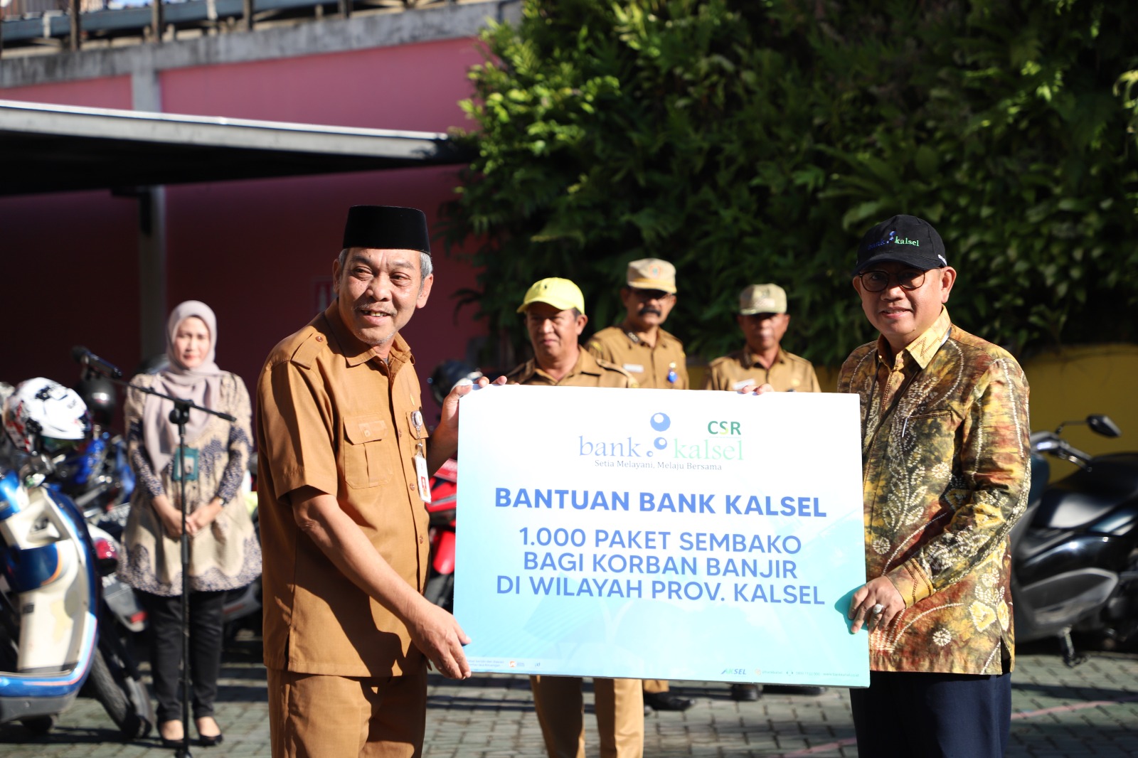 Kalaborasi Bersama Dinsos, Bank Kalsel Salurkan Bantuan Kepada Korban Banjir
