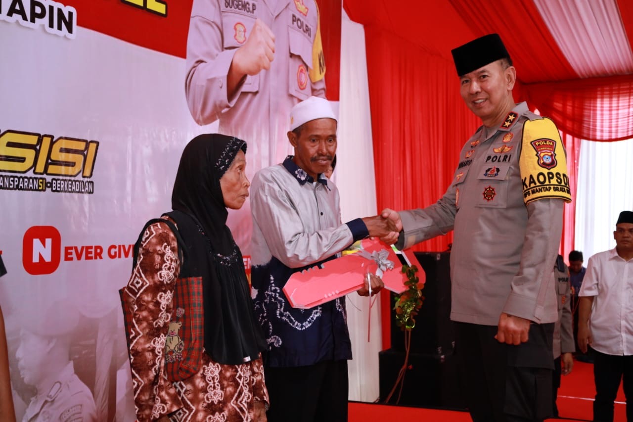 Kapolda Kalsel Bedah 4 Rumah Warga di Tapin