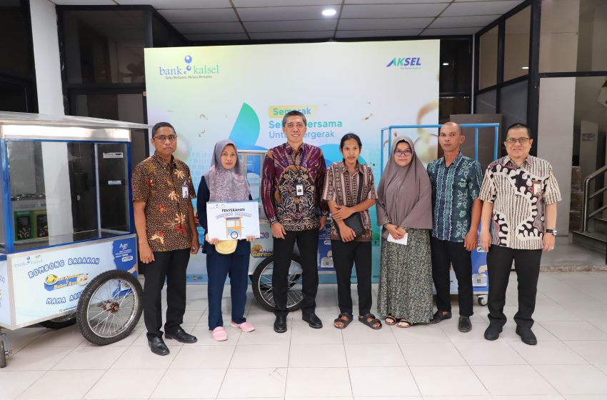  Semarak HUT ke-60, Bank Kalsel Serahkan 3 Gerobak Baru untuk UMKM