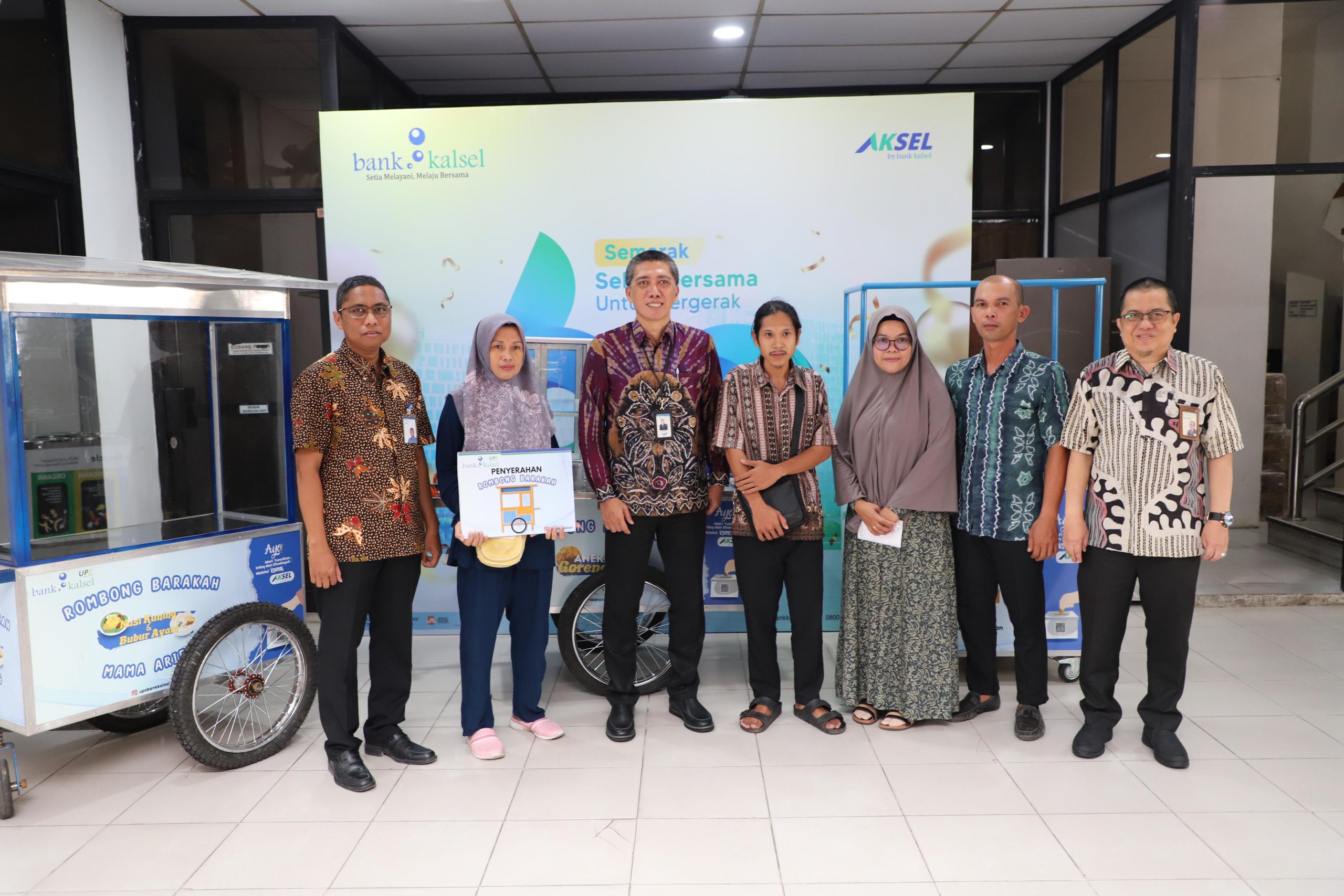 Semarak HUT ke-60, Bank Kalsel Serahkan 3 Gerobak Baru untuk UMKM