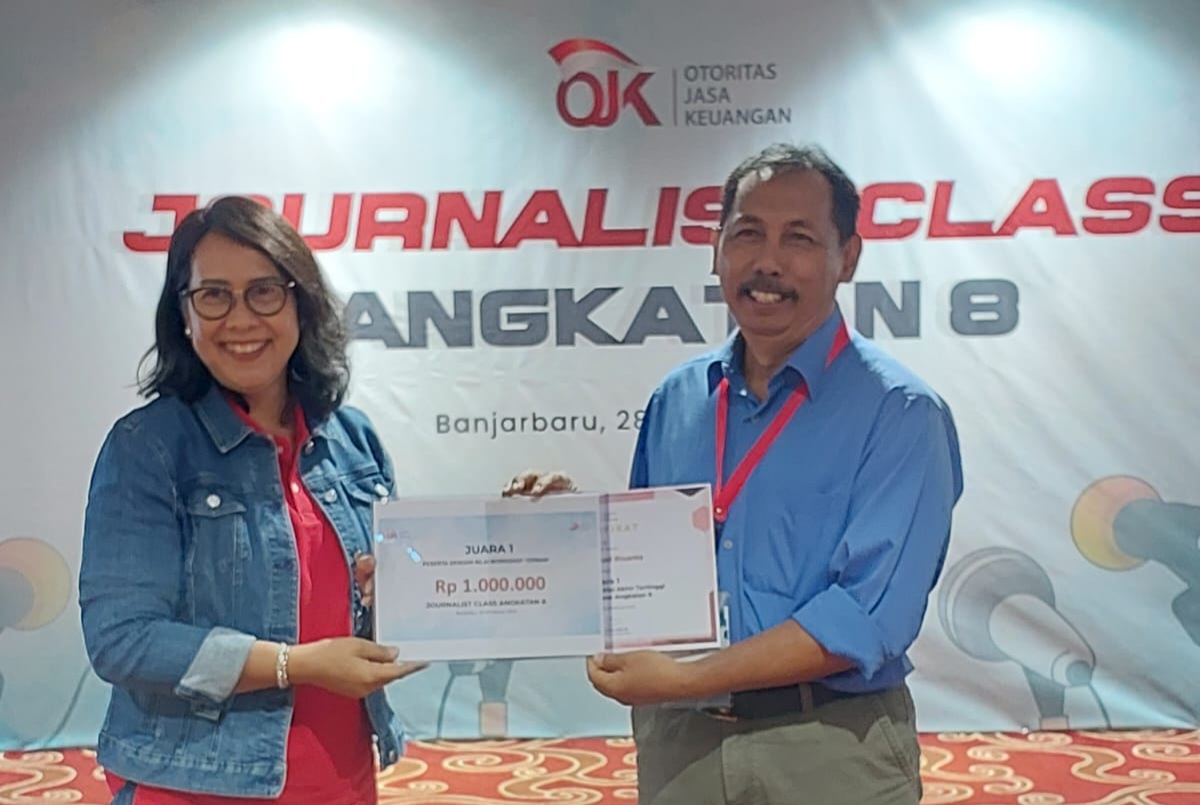 Risanta Dianugerahi Penulis Terbaik OJK Institute