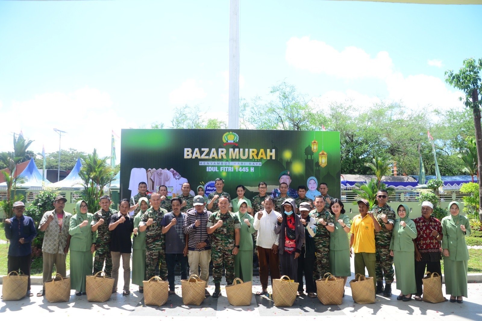 Warga Serbu Bazar Murah Korem 101/Antasari