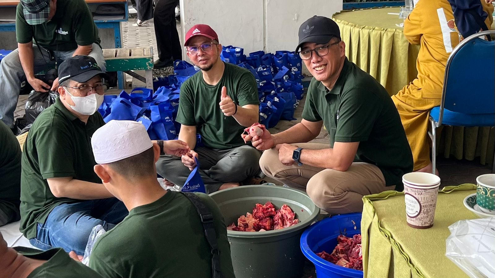 Bank Kalsel Berkurban Lima Ekor Sapi, Daging Dibangi Dengan Bakul Purun