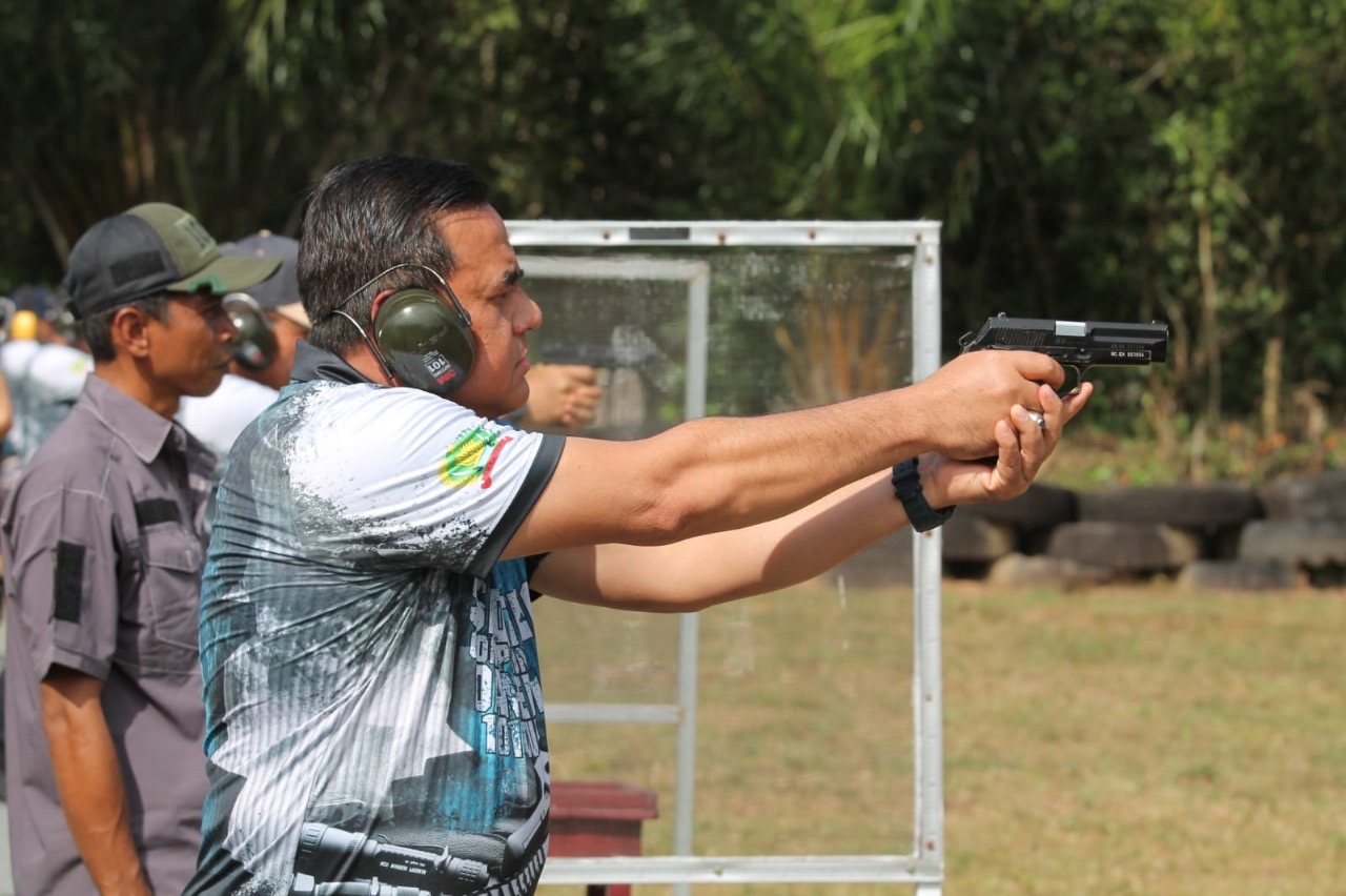 Kakanwil Kemenkumham Kalsel Ikuti Danrem 101/Antasari Shooting Competition