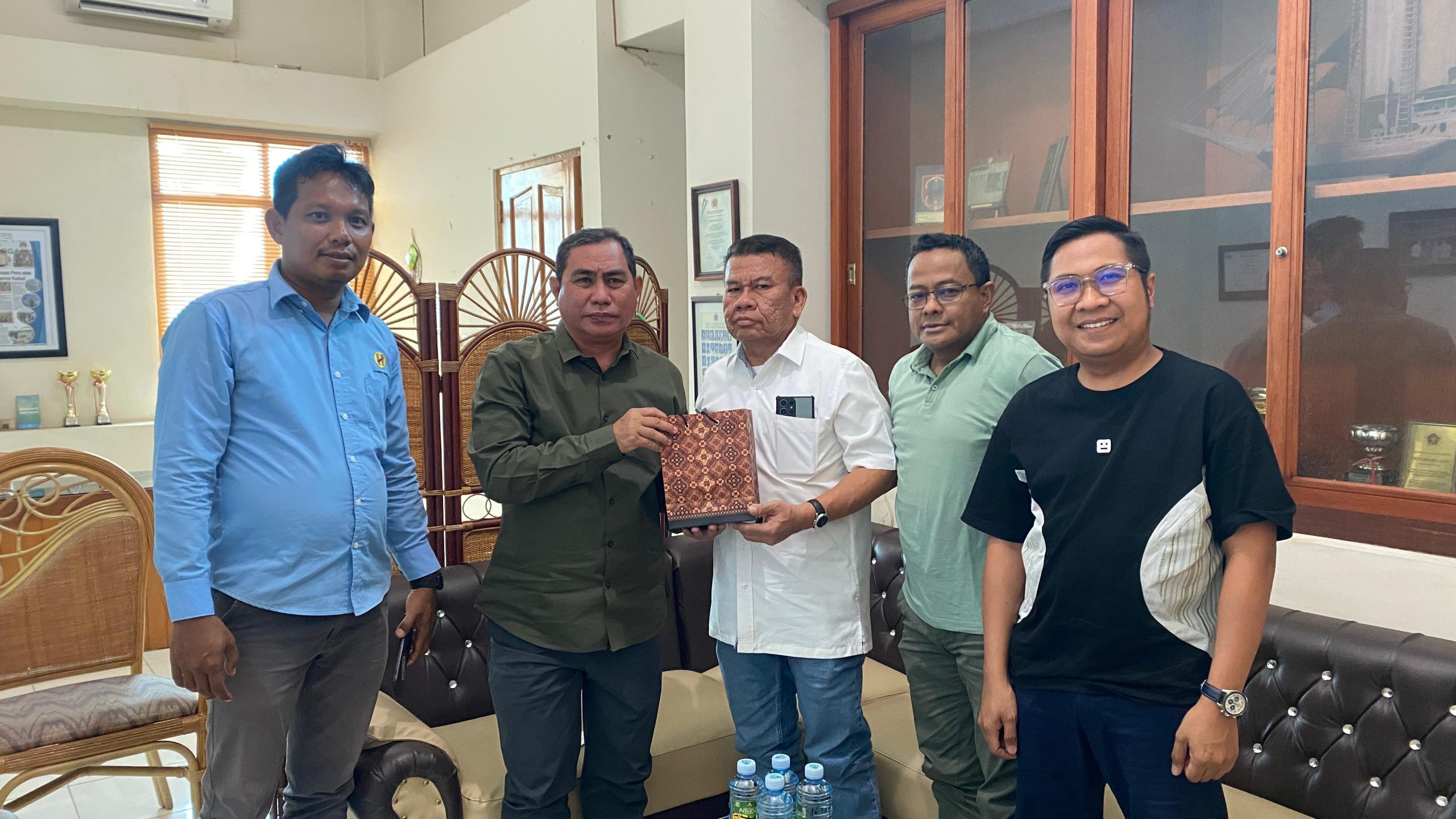 Hasnur Group Serahkan Bantuan untuk Porwanas Kalsel