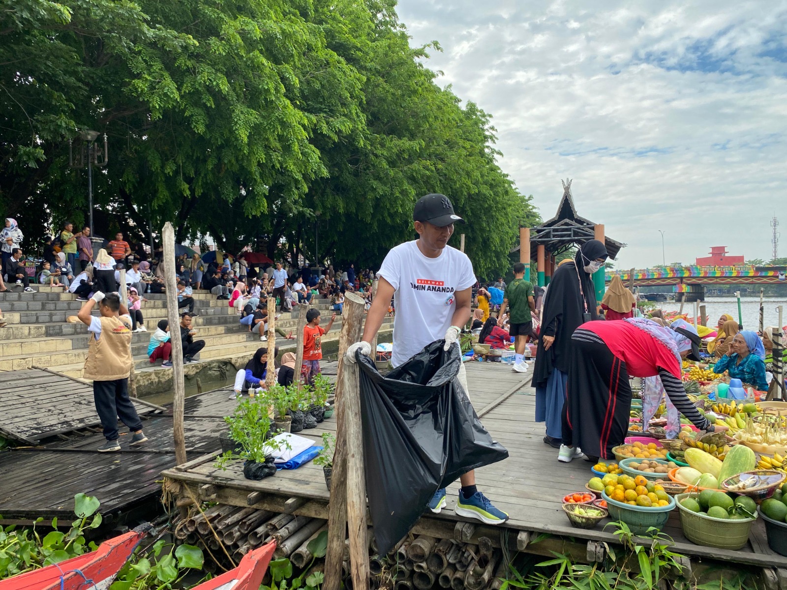 Relawan Yamin-Ananda Urban Rangers Gelar Aksi Bersih-Bersih Sampah di Siring Menara Pandang