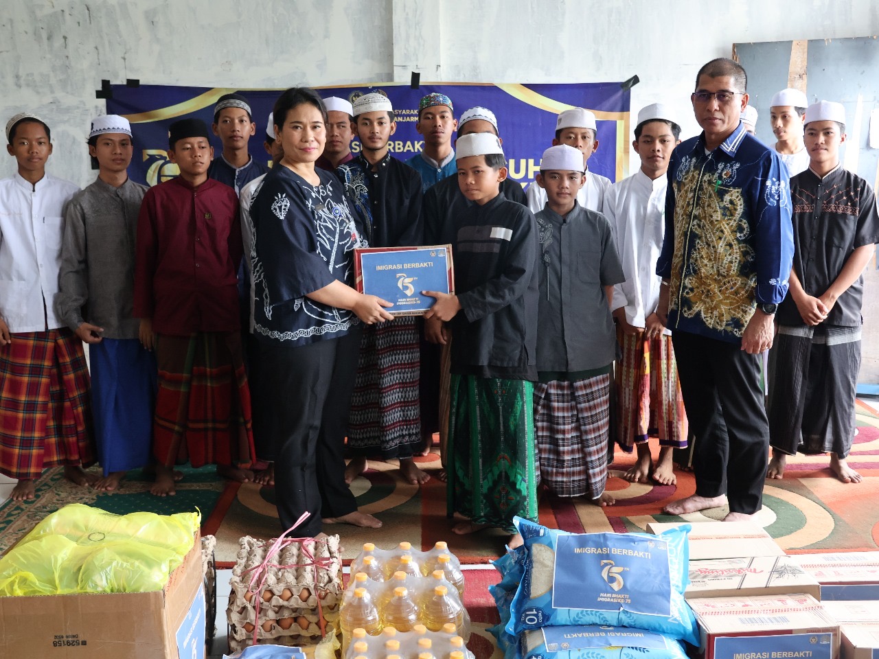 Penyaluran bantuan kepada Pondok Pesantren. (FOTO:IST)