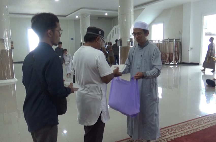  Jumat Berkah, Masjid Alfurqan Banjarmasin Bagikan Sembako dan Makanan kepada Jemaah