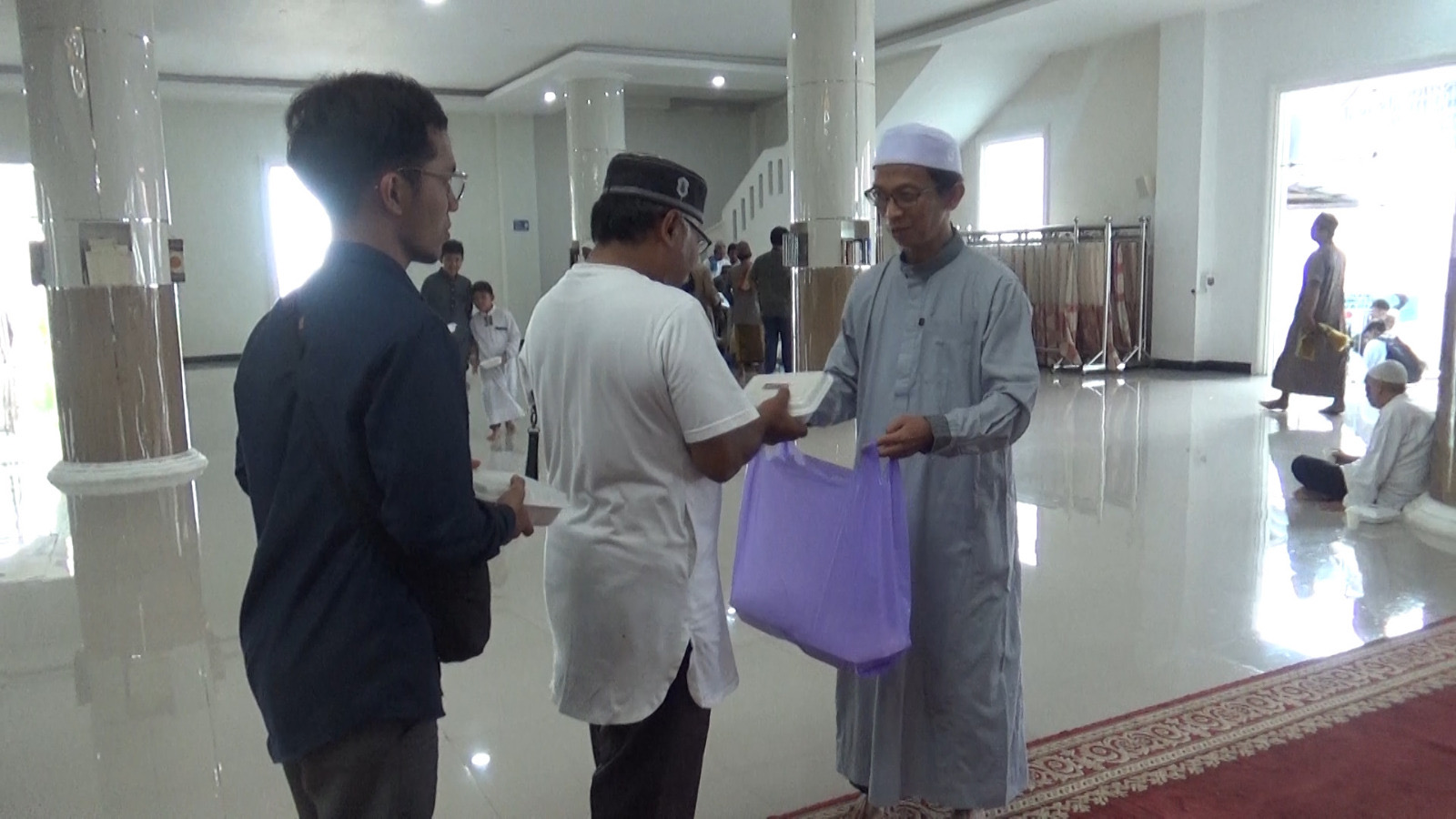 Jumat Berkah, Masjid Alfurqan Banjarmasin Bagikan Sembako dan Makanan kepada Jemaah