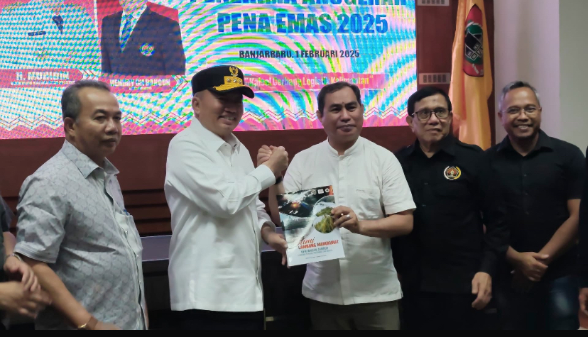 PWI Anugerahi Gubernur Kalsel H Muhidin Pena Emas pada Puncak HPN 2025