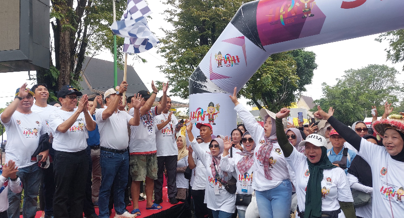  Meriahkan HPN 2025, Ribuan Masyarakat Ikuti Jalan Santai dan Senam Pagi di Taman Siring 0 Km Banjarmasin