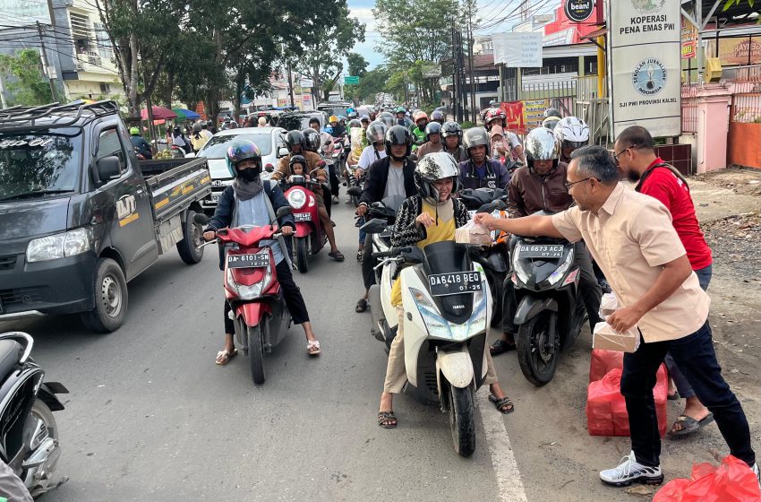  Selalu Ingat Banjarmasin, Mantan Kapolres Kombes Pol Sabana Bagikan Takjil  Bersama PWI Kalsel