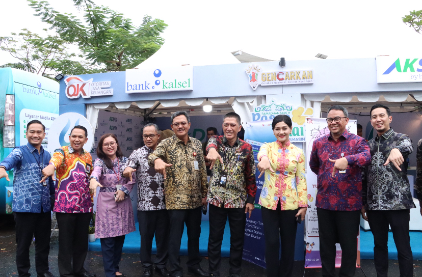  Dikunjungi OJK, Bank Kalsel Kenalkan Inovasi Laku Pandai ADINK di Booth Pasar Wadai