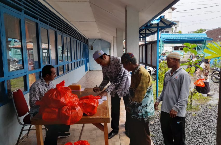  PGRI Banjarmasin Selatan Bagikan Puluhan Paket Sembako ke Guru dan Tenaga Pendidik Honorer