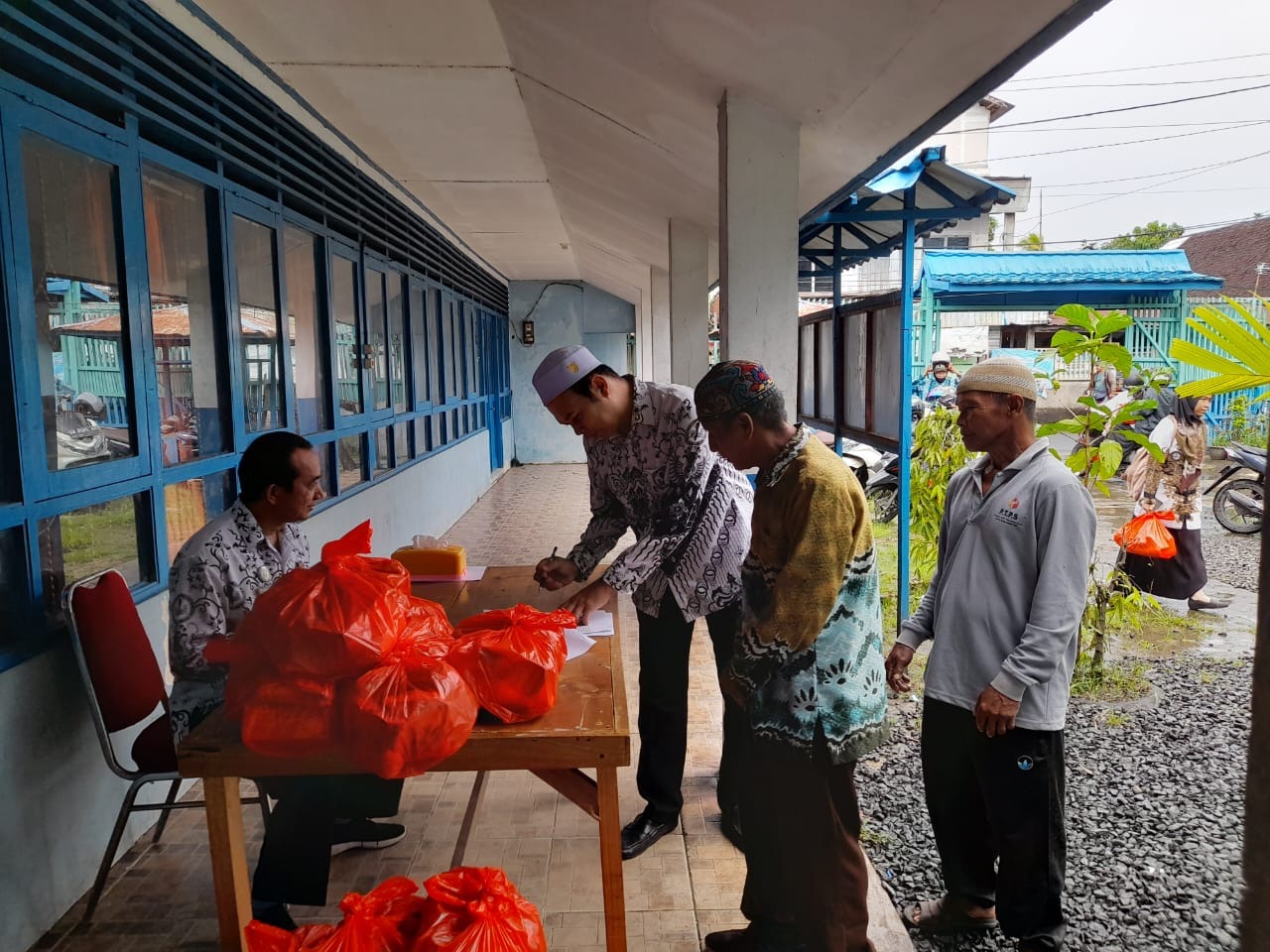 PGRI Banjarmasin Selatan Bagikan Puluhan Paket Sembako ke Guru dan Tenaga Pendidik Honorer