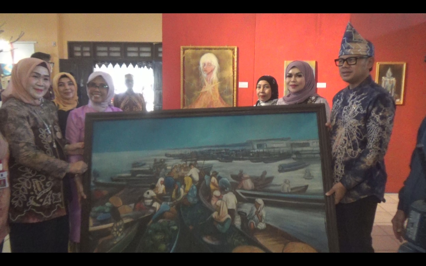 Wamendagri RI Bima Arya Sugiarto Tertarik Lukisan Pasar Tarapung Di Pameran Karya Perupa Perempuan “Junjung Galuh”