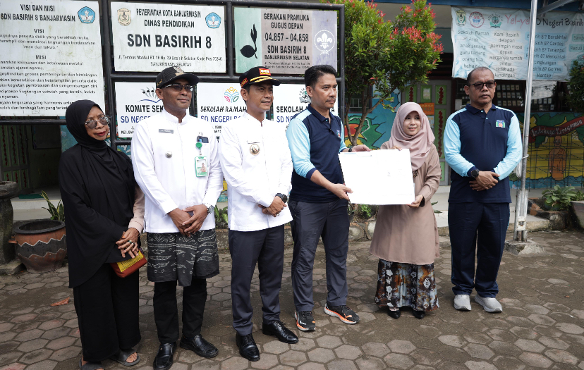  Wali Kota Banjarmasin Serahkan Kran Air Siap  Minum PAM Bandarmasih Untuk SDN Basirih 8